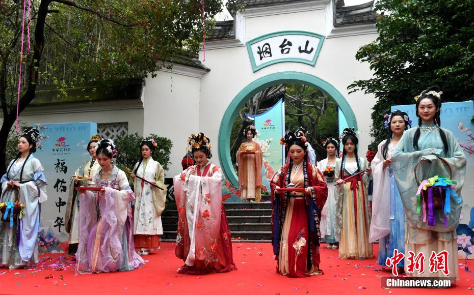 福州：漢服小姐姐祭花賞紅 演繹花朝節(jié)傳統(tǒng)習(xí)俗