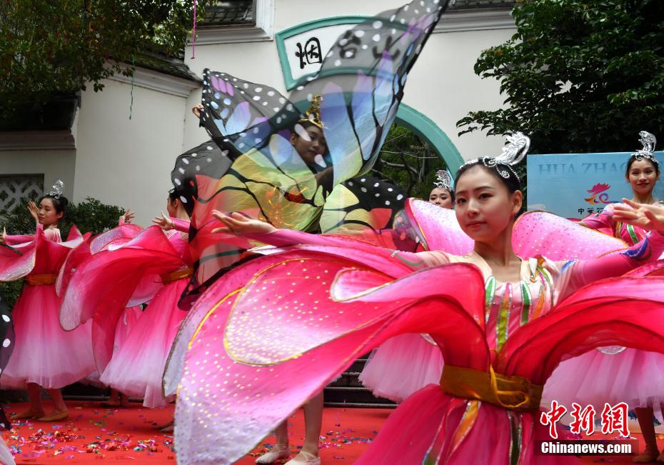 福州：漢服小姐姐祭花賞紅 演繹花朝節(jié)傳統(tǒng)習(xí)俗