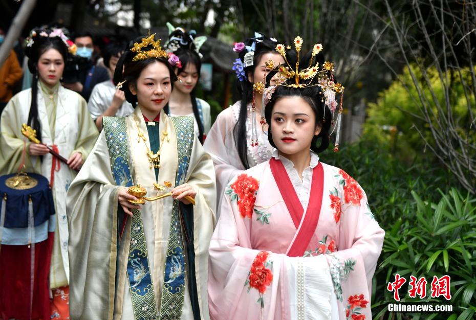 福州：漢服小姐姐祭花賞紅 演繹花朝節(jié)傳統(tǒng)習(xí)俗