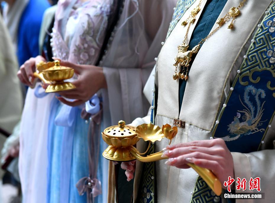 福州：漢服小姐姐祭花賞紅 演繹花朝節(jié)傳統(tǒng)習(xí)俗