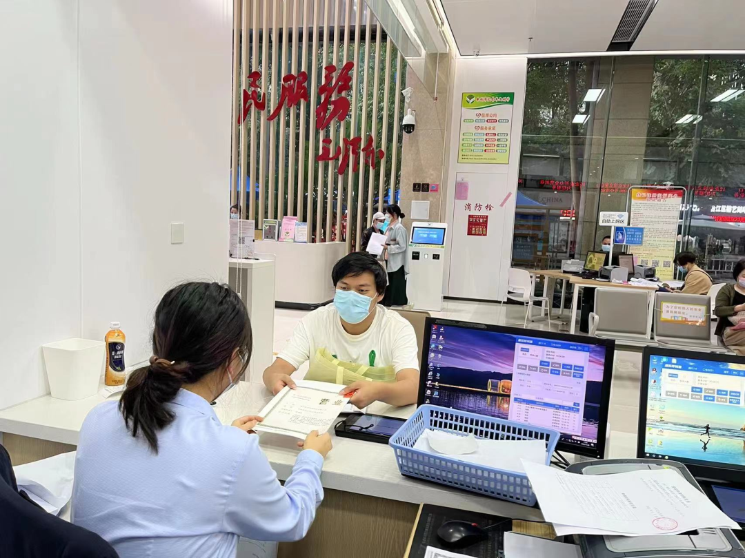 臺江辦理全市首張個體工商戶經營權變更登記營業執照
